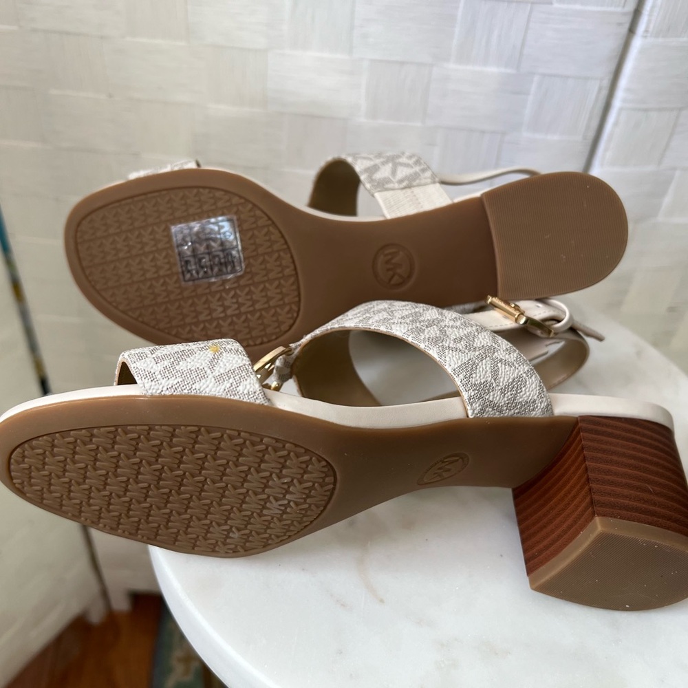 NWOB $150 Michael Kors Size 8 Sandals $99 - Picture 3 of 3